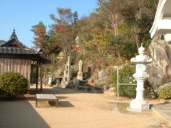 本堂左の小道を進みます。