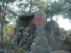 19番 奥の院左周り奥にあります。左にあるのが役の行者です。