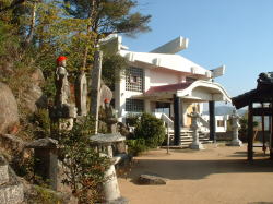 33番 大師の行者像の右隣です。