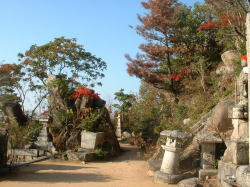 妙見様石段をすぎると1番です。