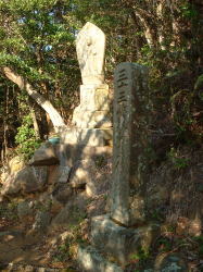 石塔に岸田夫妻の寄進によるものであると記してあります。左が2番です。