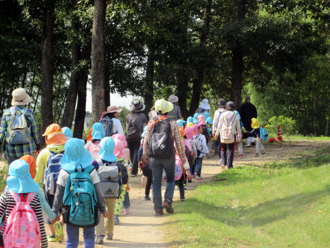 地域の子供達とともに　どんぐり拾い　10月12日