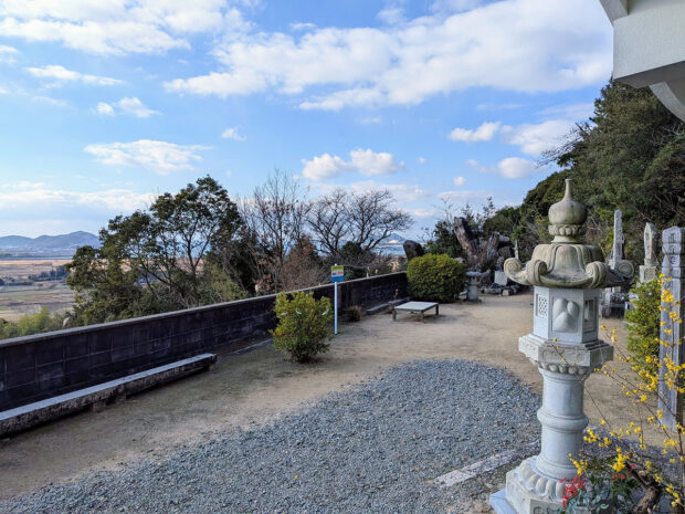 本堂から秋穂湾を望む