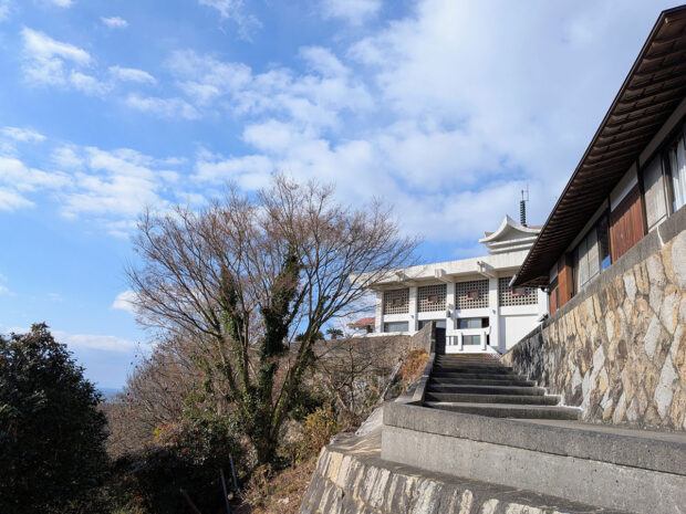 本堂に続く石段