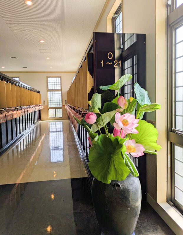 蓮の花 位牌壇入口
